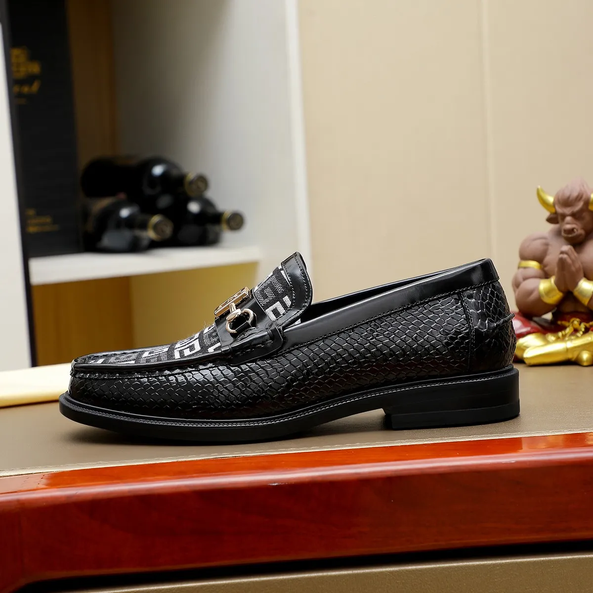 Men's shoes💰460 🕷🕷【FENDI】The latest men's formal leather shoes🇨🇳Classic series not to be missed💯The first layer is made of imported first-layer cowhide☘Original quality, the leather is smooth and delicate🎋The version is awesome, the perfect streamlined outline🍇🐮Leather lining, color, size 38-45...